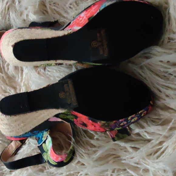NWOT Chase+Chloe floral fabric wedges shoes size 8.5 - Picture 4 of 4